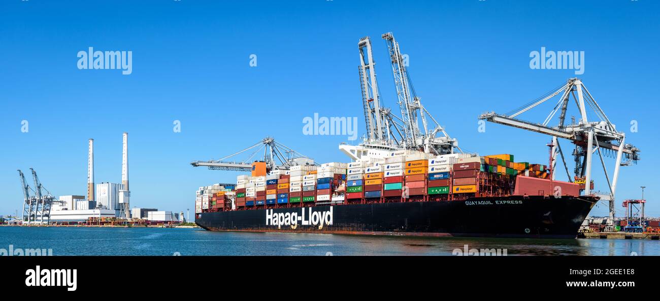 Le navire à conteneurs Guayaquil Express de la société de transport Hapag-Lloyd et de la centrale électrique à charbon EDF dans le port du Havre, France. Banque D'Images