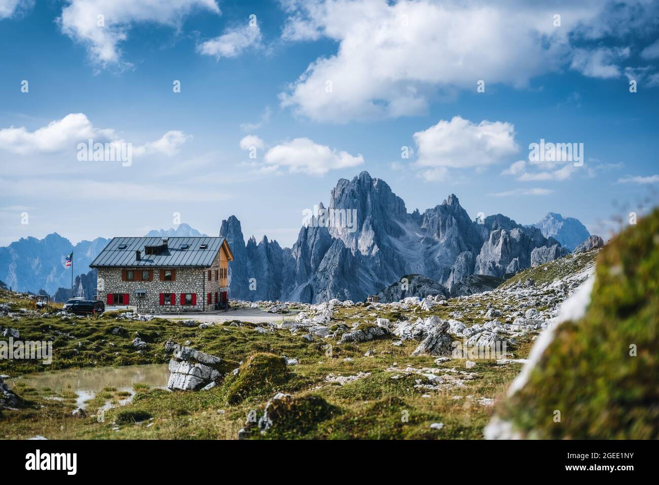 Rifugio Lavaredo avec le groupe de montagne Cadini di Misurina en arrière-plan. Dolomites au Cime di Lavaredo, Italie Banque D'Images