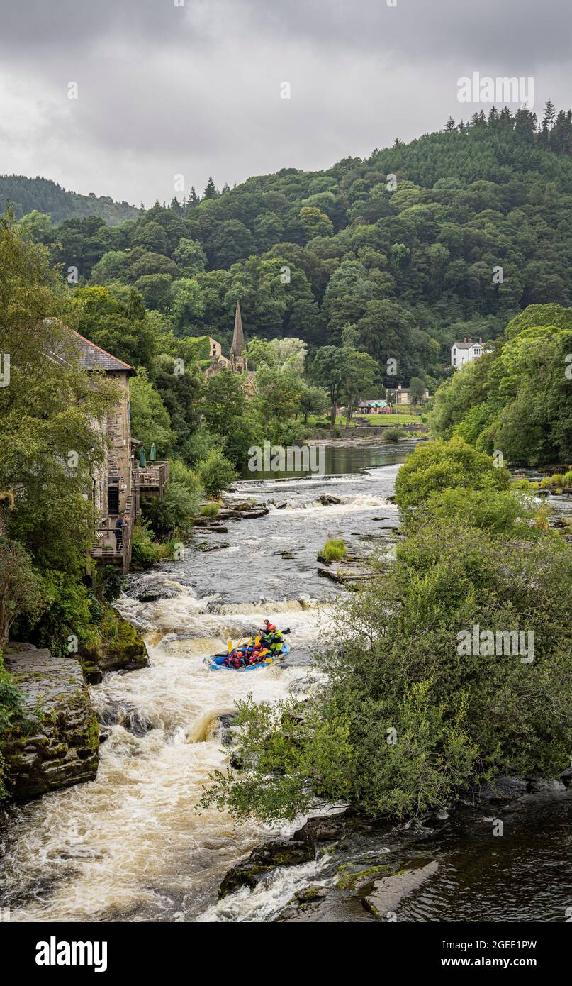 Rafting en eau vive sur la rivière Dee à Llangollen, pays de Galles Banque D'Images