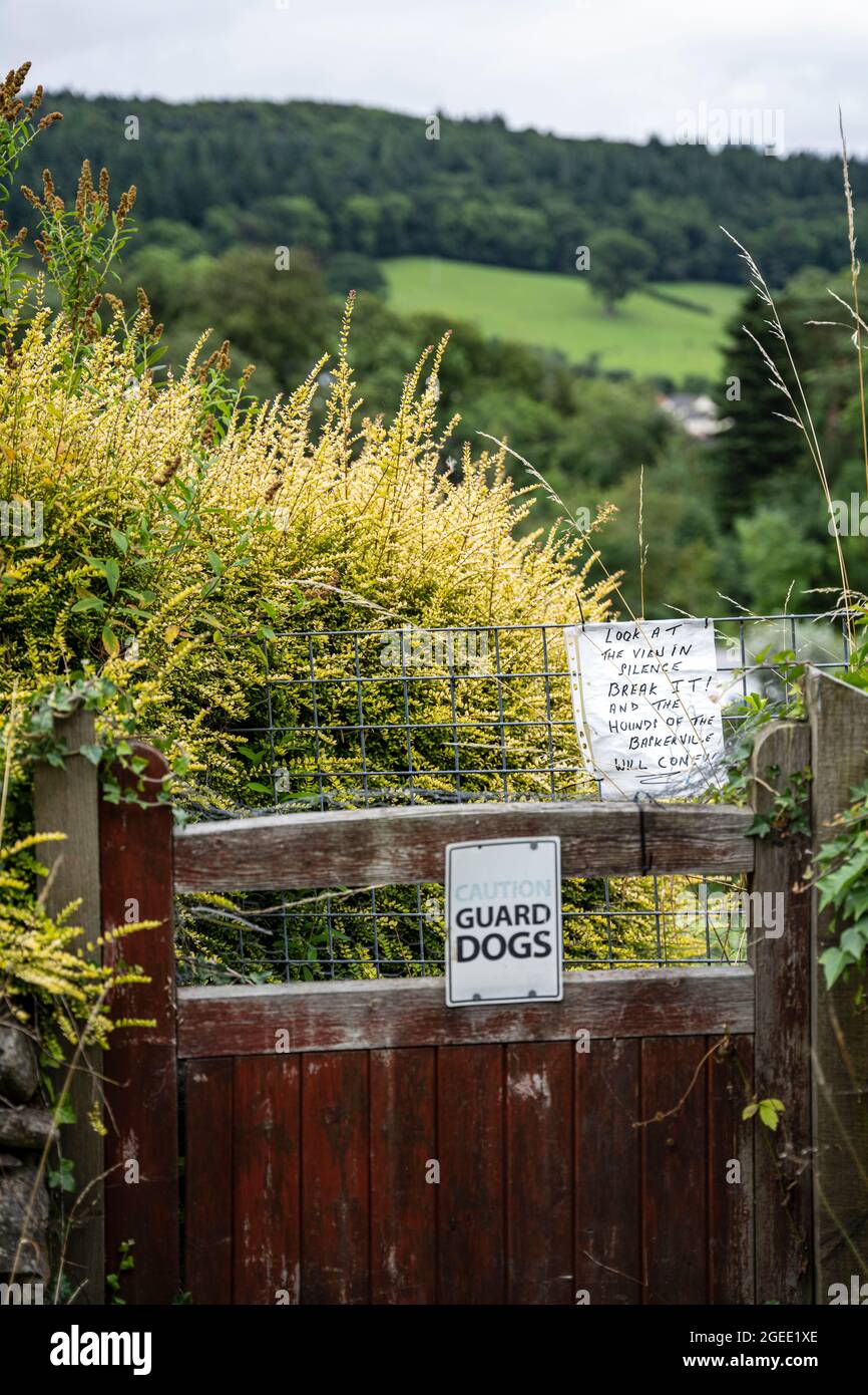 Avertissement pour les chiens sur la porte du jardin. Hound des Baskervilles. Banque D'Images