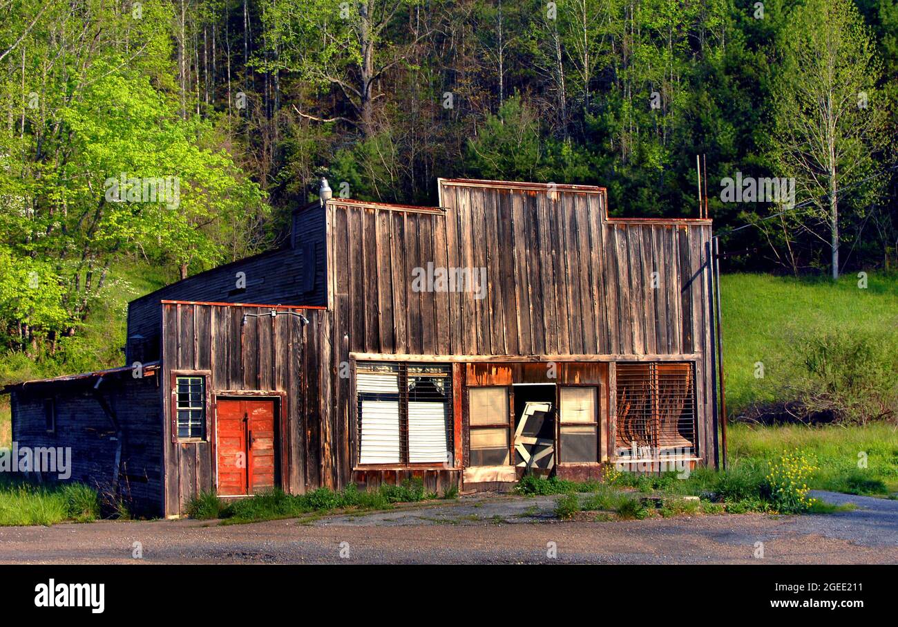 Early Light illumine l'avant d'un ancien magasin du Tennessee. La structure en bois est cassée dans la porte et la peinture s'écaille. Banque D'Images
