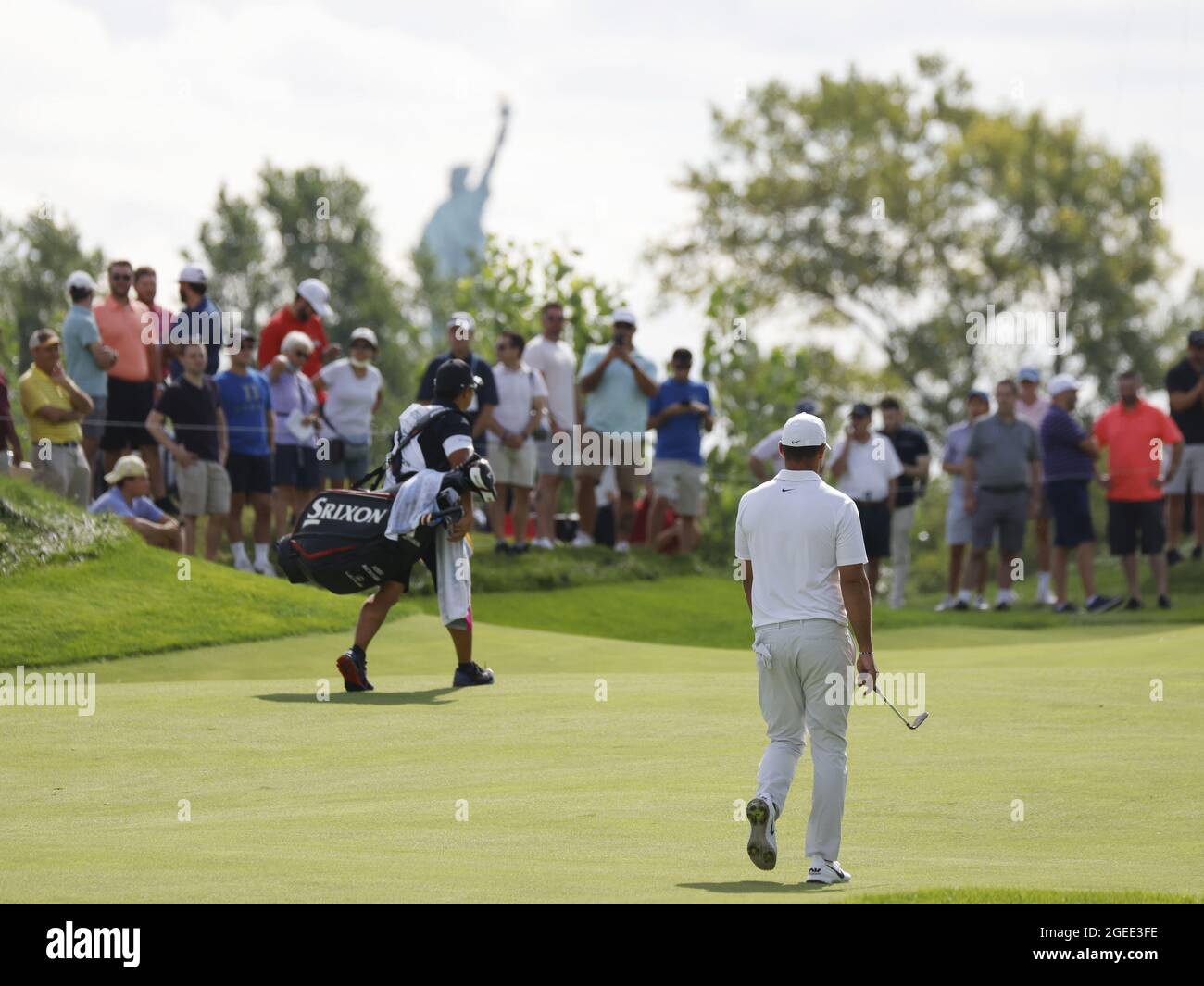 New York, États-Unis. 19 août 2021. Brooks Koepka marche vers le 17e green lors de la première partie de la Northern Trust 2021 dans le cadre des éliminatoires de la FedEx Cup au Liberty National Golf Club de Jersey City, New Jersey, le jeudi 19 août 2021. Photo de John Angelillo/UPI crédit: UPI/Alay Live News Banque D'Images