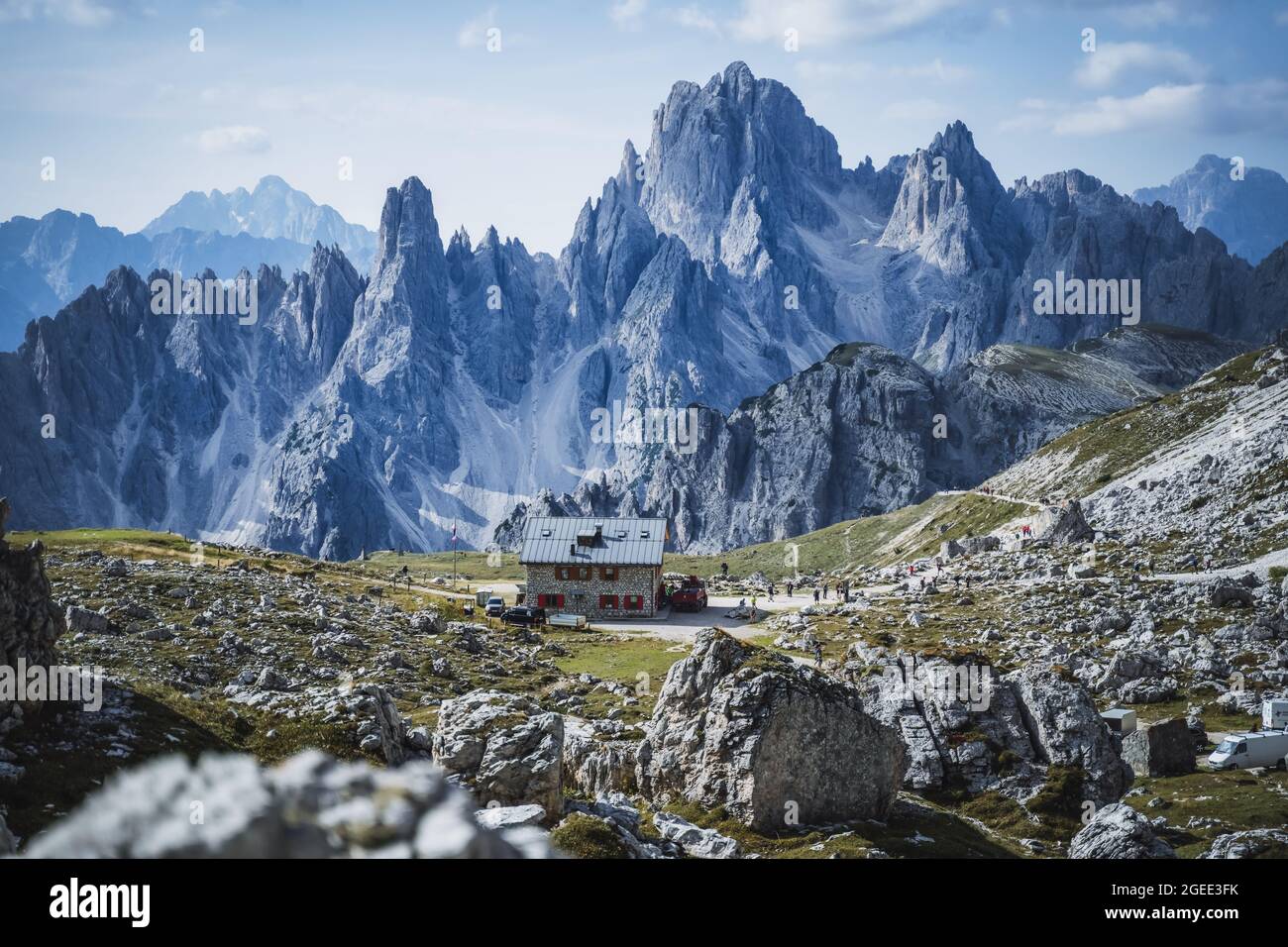 Rifugio Lavaredo avec le groupe de montagne Cadini di Misurina en arrière-plan. Dolomites au Cime di Lavaredo, Italie Banque D'Images