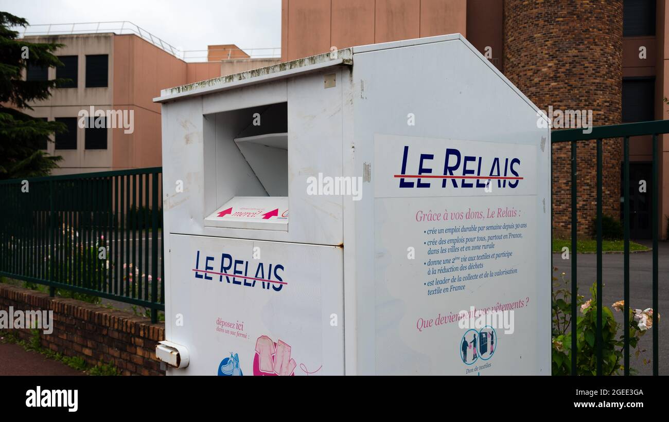 Conteneur de collecte de vêtements usagés appartenant à l'entreprise  sociale française le Relais, spécialisée dans le recyclage et la  récupération des textiles Photo Stock - Alamy