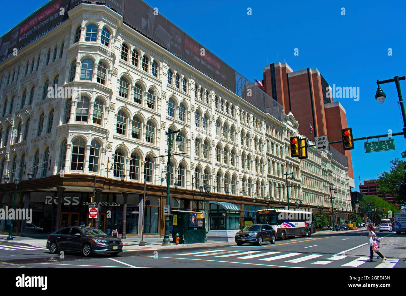 Scène de rue dans un quartier historique du centre-ville de Philadelphie connu sous le nom de Center City, lors d'une journée lumineuse et ensoleillée -01 Banque D'Images