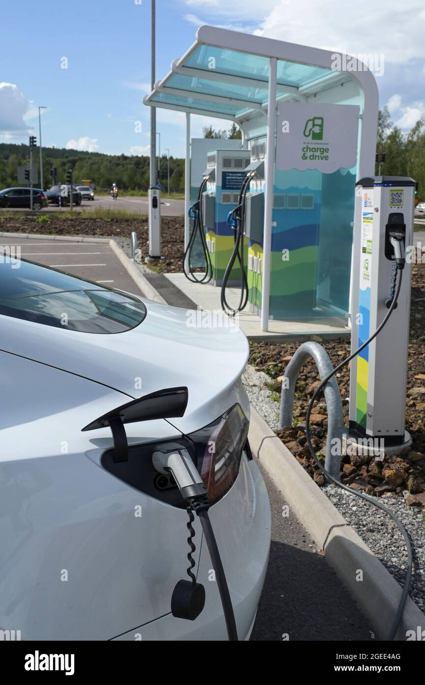 SUÈDE, Falun, voiture électrique Tesla Dual Motor à la station de charge au parking de Coop supermarché / SCHWEDEN, Falun, elektrisches Auto Tesla an Ladestation auf Parkplatz des Supermarkt Coop Banque D'Images