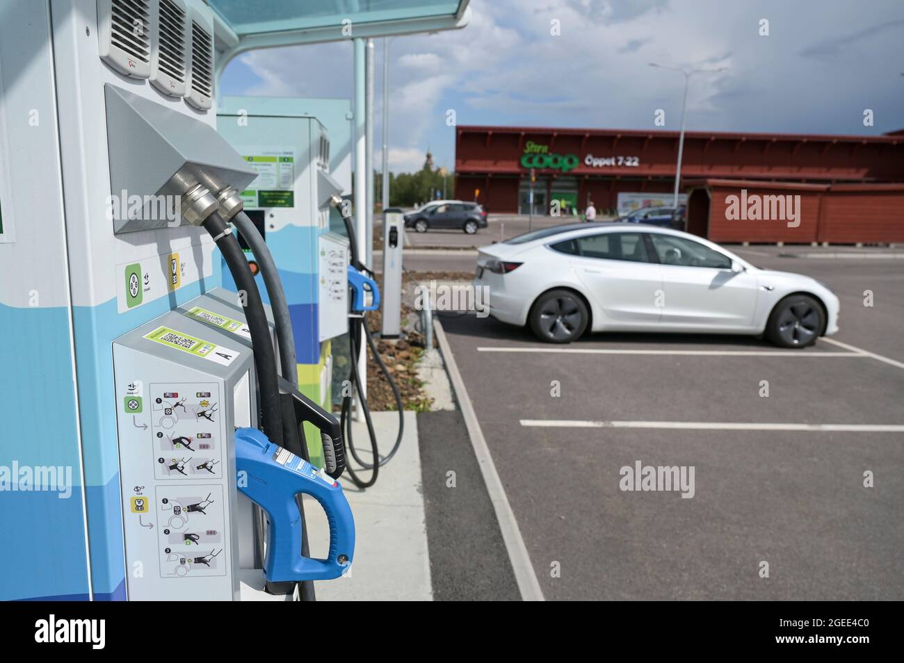 SUÈDE, Falun, voiture électrique Tesla Dual Motor à la station de charge au parking de Coop supermarché / SCHWEDEN, Falun, elektrisches Auto Tesla an Ladestation auf Parkplatz des Supermarkt Coop Banque D'Images