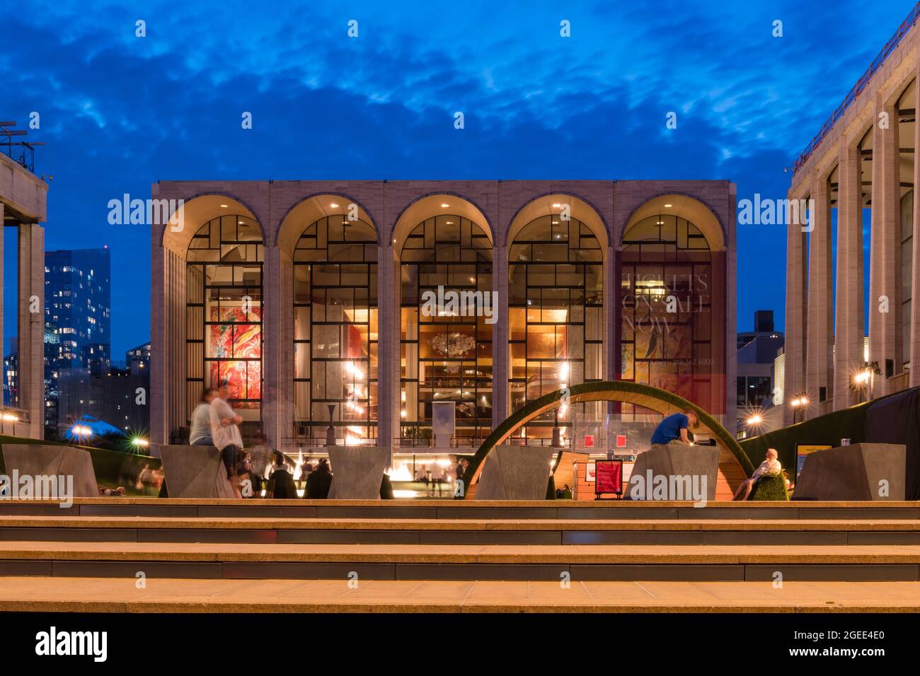 New York, NY, États-Unis-16 août 2021 : Lincoln Center, centre des arts de la scène, allumé contre un ciel bleu nocturne. Banque D'Images