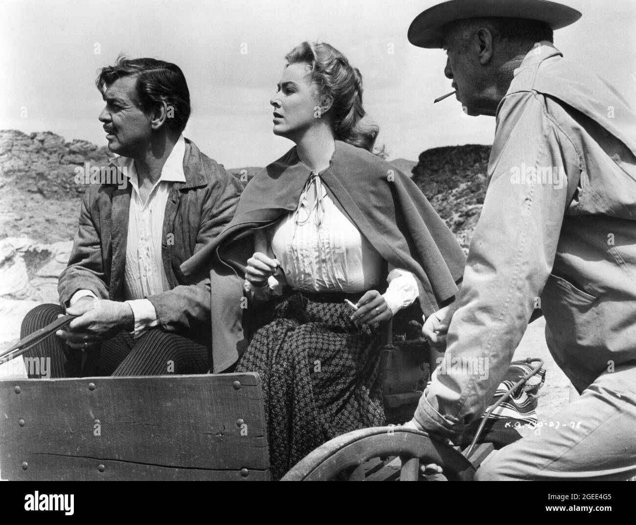 CLARK PIGNON ELEANOR PARKER et le réalisateur RAOUL WALSH sur place Candid pendant le tournage du ROI ET QUATRE REINES 1956 réalisateur RAOUL WALSH scénario Richard Alan Simmons et Margaret Fitts musique Alex North Gabco Productions / Russ-Field Productions / United Artists Banque D'Images