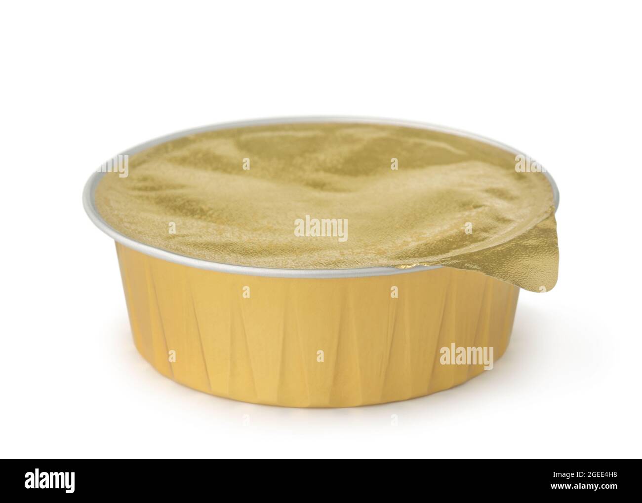 Conteneur alimentaire rond en feuille d'aluminium avec couvercle en feuille d'aluminium isolé sur blanc Banque D'Images