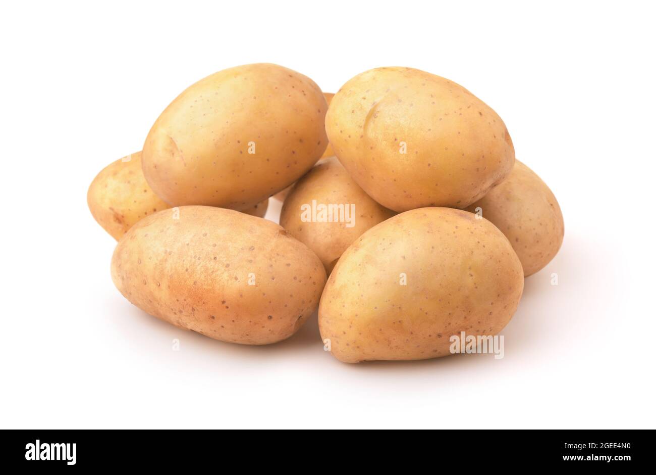 Pile de pommes de terre fraîches isolées sur blanc Banque D'Images