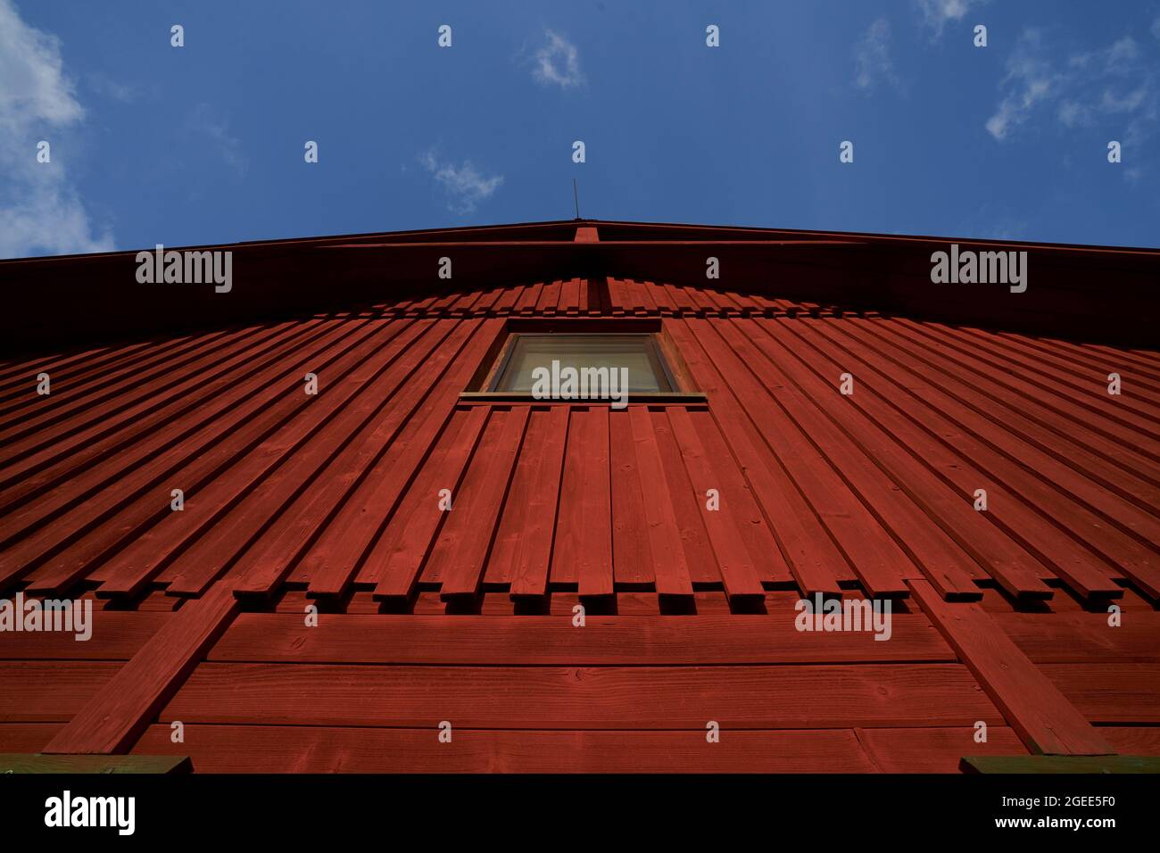 Maison en bois rouge contre le ciel d'un point de vue différent Banque D'Images