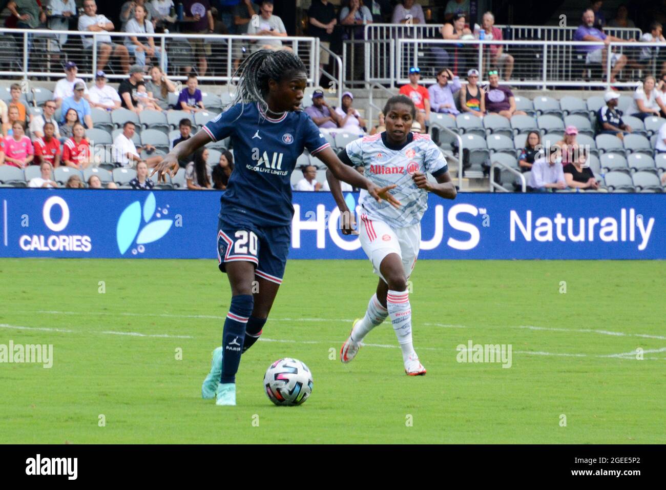 Louisville, États-Unis. 18 août 2021. Aminata Diallo (20 PSG) cherche des options lors du match de la coupe Womens entre le FC Bayern et Paris Saint-Germain au Stade Lynn Family à Louisville, Kentucky. PAS DE CRÉDIT d'UTILISATION COMMERCIALE: SPP Sport Press photo. /Alamy Live News Banque D'Images