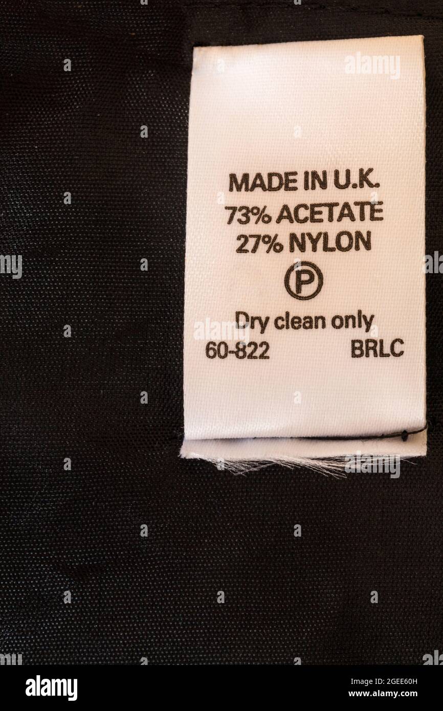 Étiquette dans la veste noire pour femme fabriquée au Royaume-Uni 73% acétate 27% nylon nettoyage à sec uniquement Banque D'Images