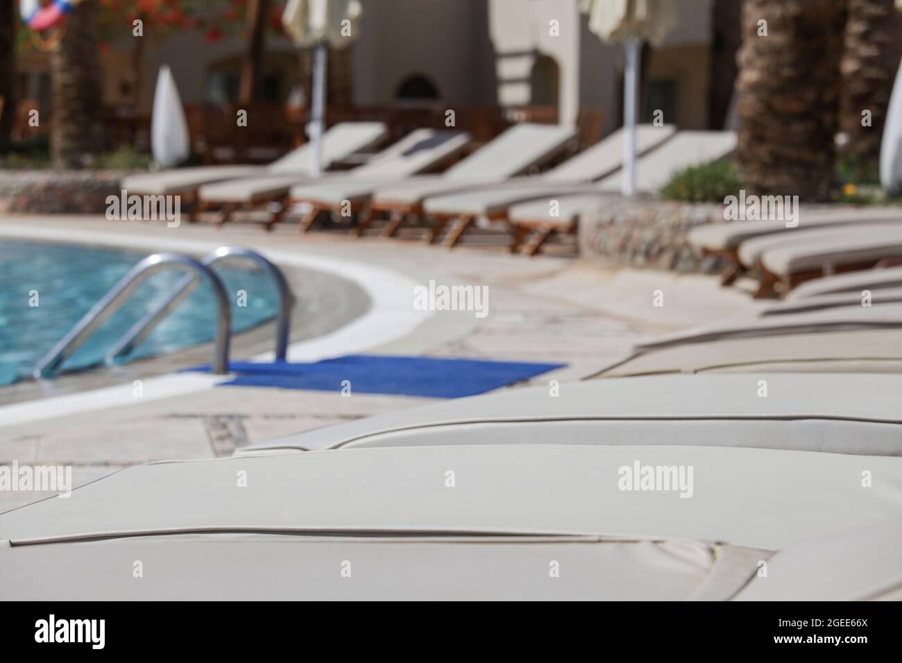 Egypte, Charm el-Sheik, 06.01.2021 ans, vue sur la piscine avec des chaises longues dans l'ombre à l'intérieur de l'hôtel. Vacances d'été. Nature Banque D'Images