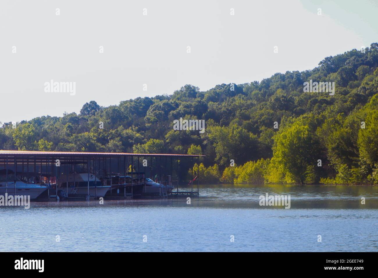 Centre de la colline lac bateau Dock côté Banque D'Images