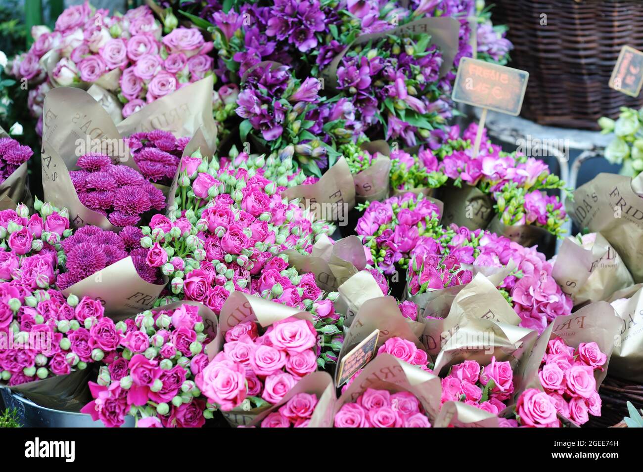 BERGAME, ITALIE - AVRIL 2019 : bouquets roses vendus sur le marché aux fleurs en plein air dans les belles rues médiévales de la ville de Bergame, Lombardie, Italie Banque D'Images