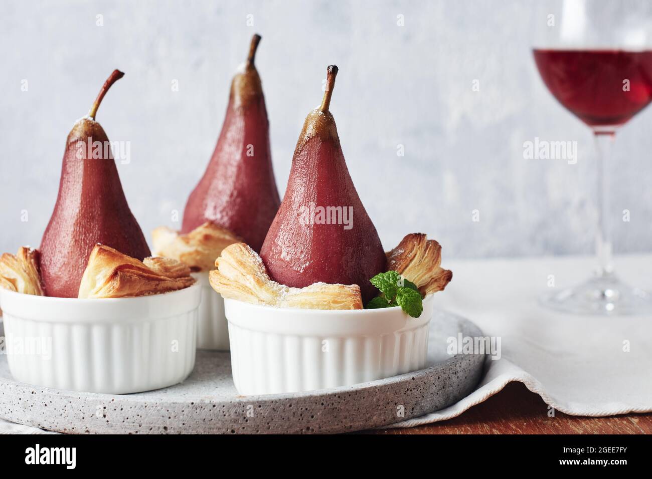 Poires pochées dans du vin rouge à la cannelle. Banque D'Images