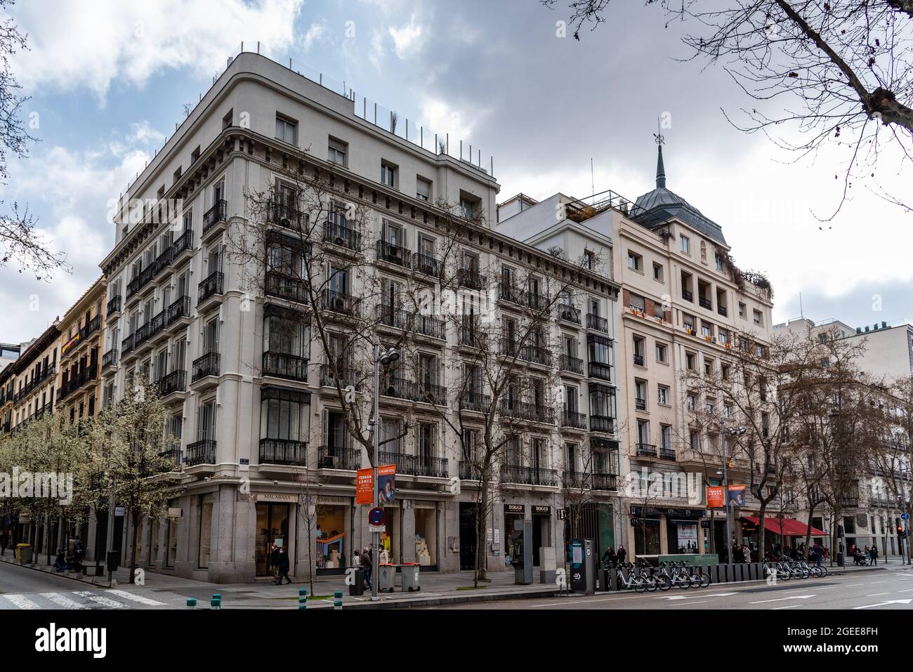 Madrid, Espagne - 7 mars 2021 : vue panoramique sur la rue Serrano, une rue commerçante bien connue dans le quartier de Salamanque, un des quartiers les plus riches avec une h Banque D'Images
