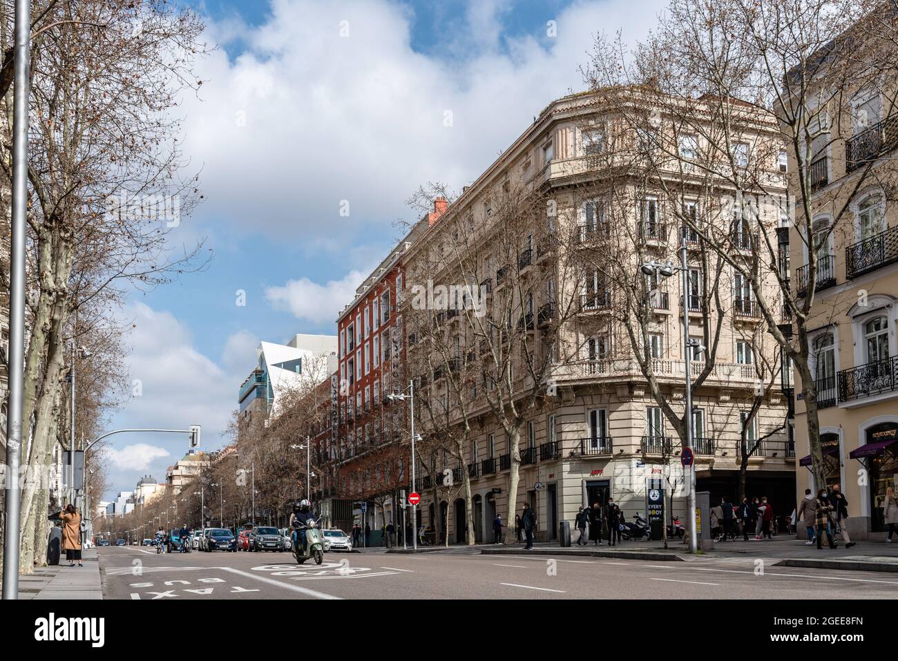 Madrid, Espagne - 7 mars 2021 : vue panoramique sur la rue Serrano, une rue commerçante bien connue dans le quartier de Salamanque, un des quartiers les plus riches avec une h Banque D'Images