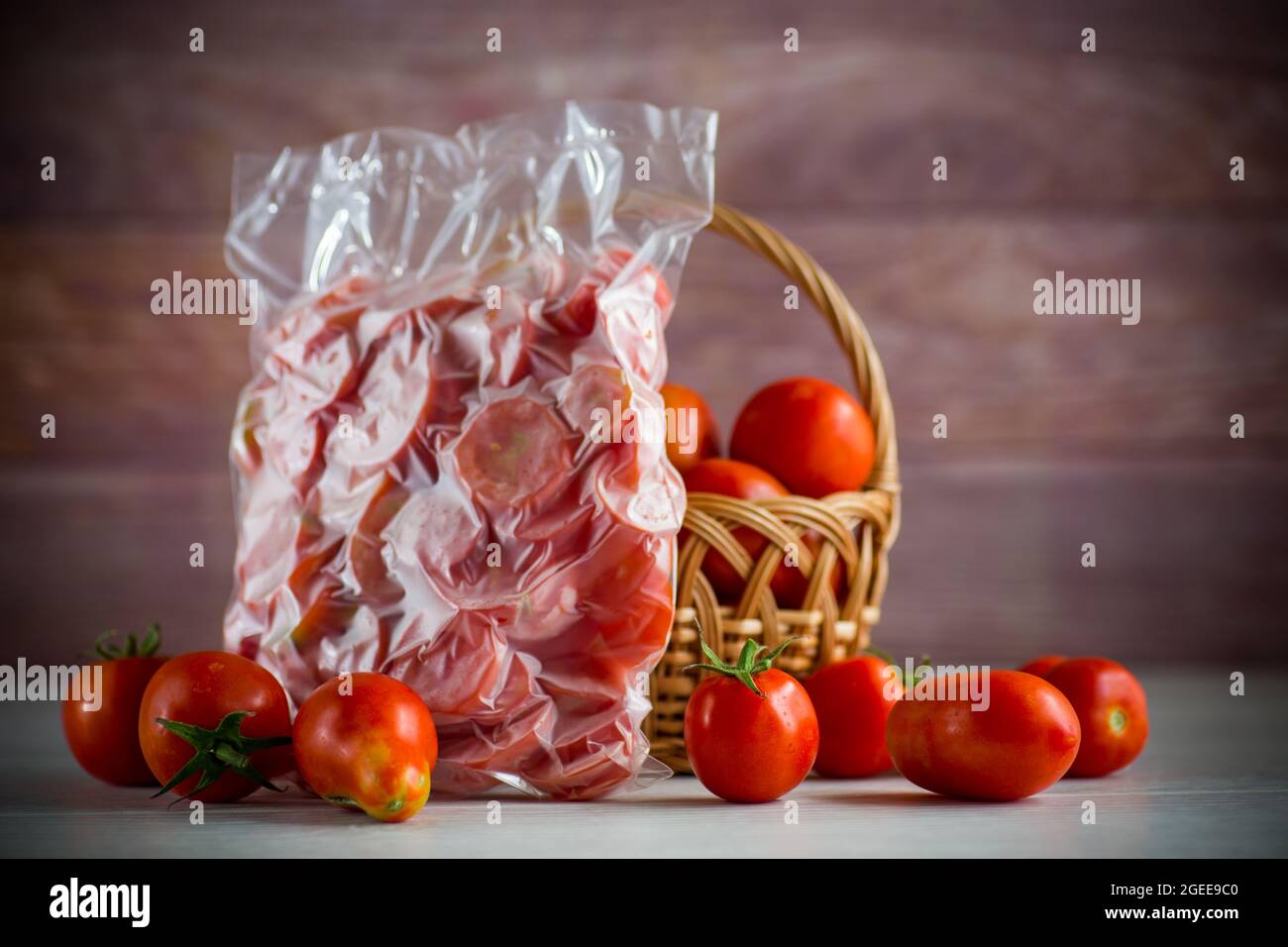tomates congelées dans un sac sous vide sur une table en bois Photo Stock -  Alamy