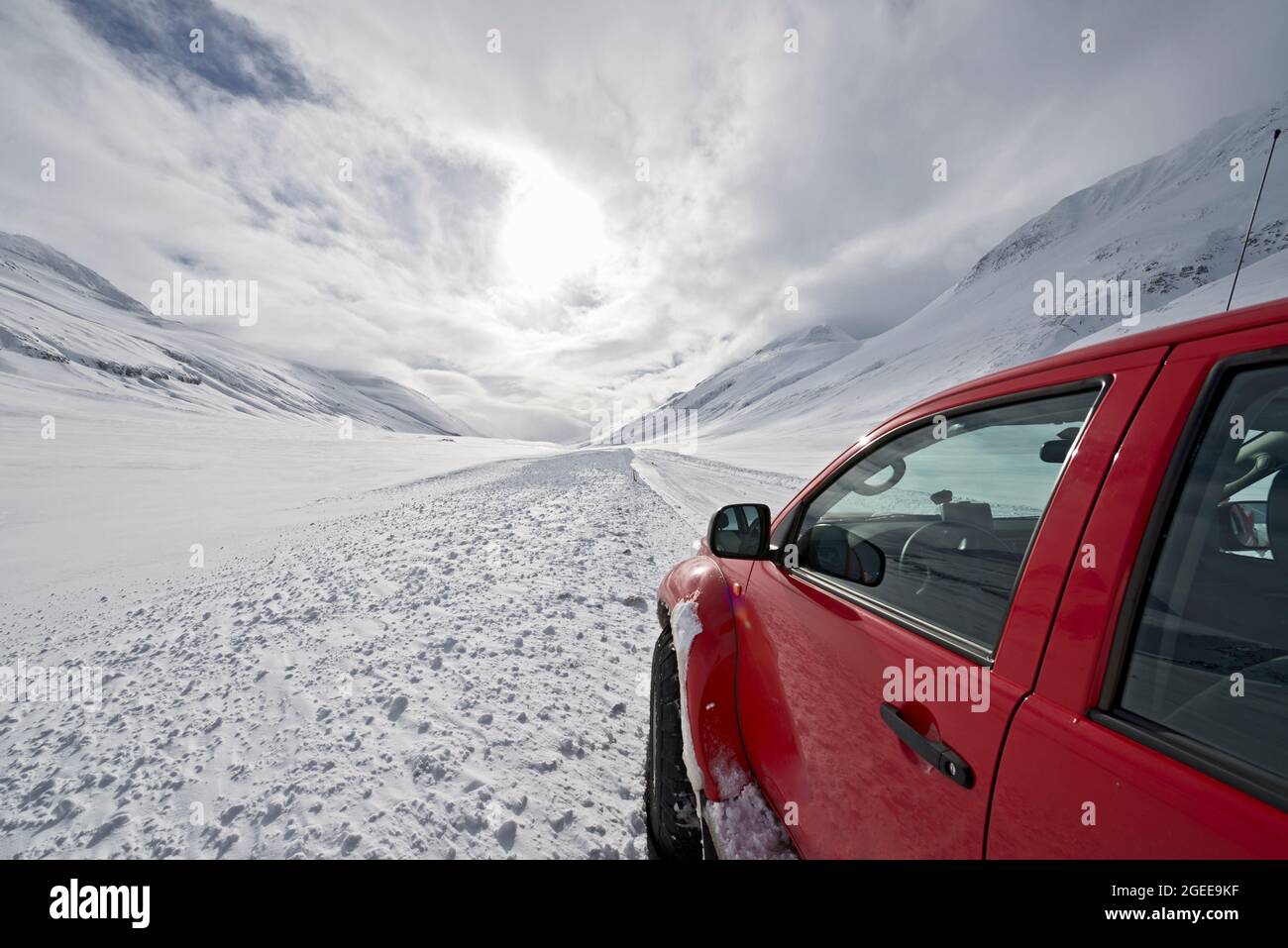 SUV personnalisé sur la route n°1 ou le périphérique en Islande en direction du col de la montagne Oxnadalicheidi Banque D'Images