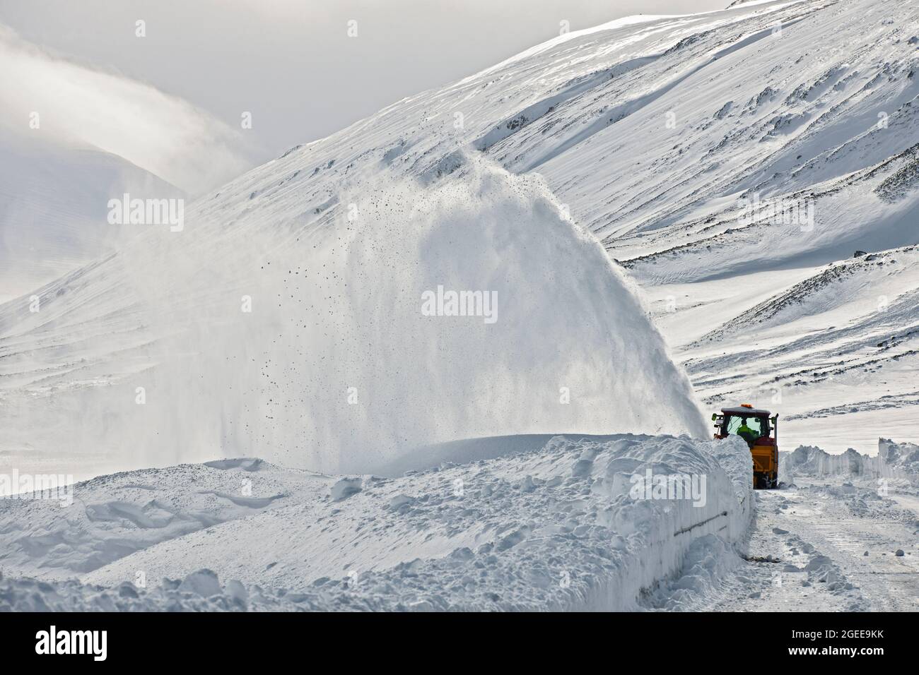 Chasse-neige déversant la route de montagne au-dessus du col d'Oxnadalicheidi dans le nord de l'Islande Banque D'Images