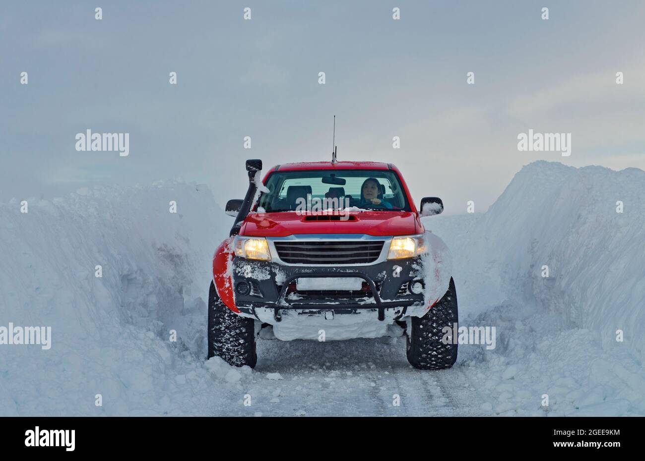 Le sur mesure 4x4 pick up Truck dans la neige profonde à proximité de Laugar en Islande du nord Banque D'Images