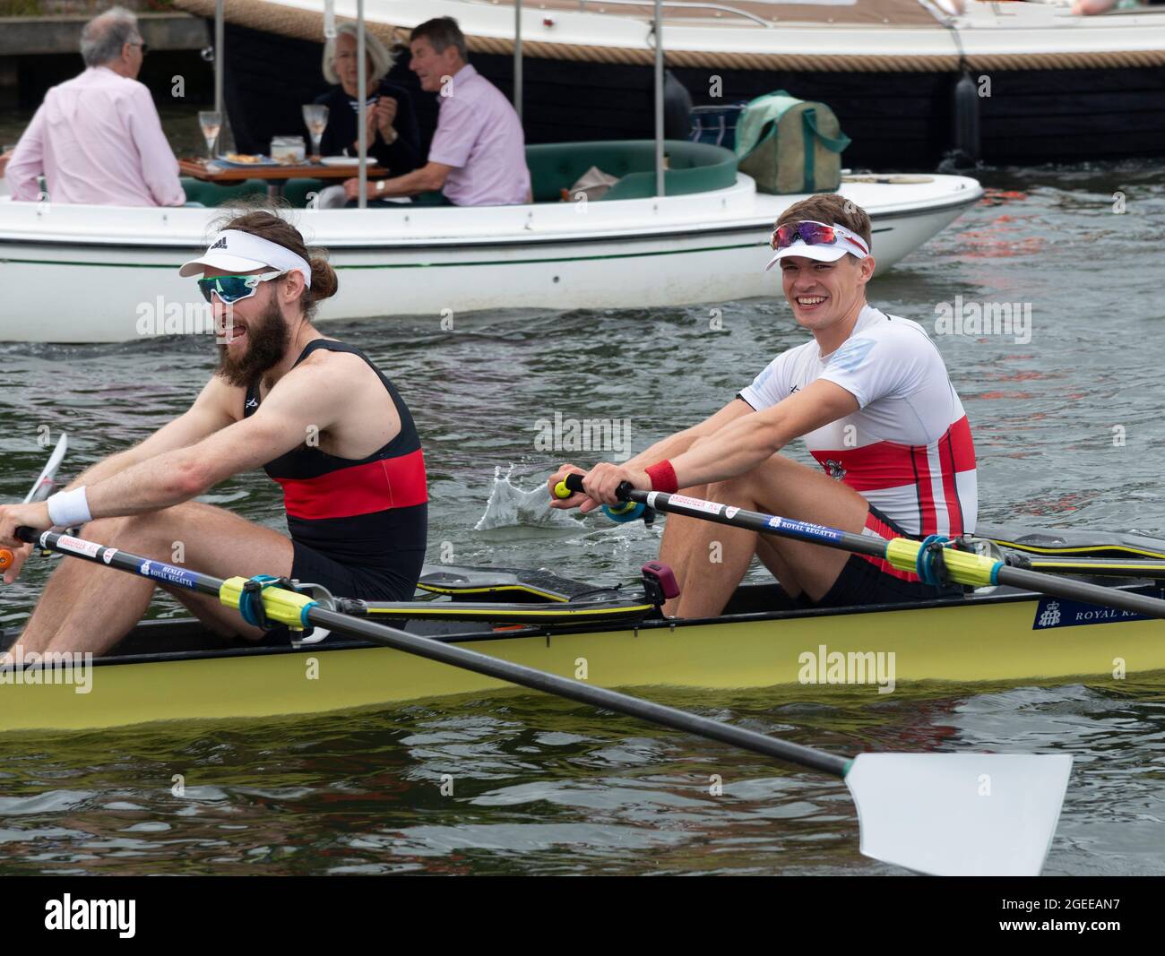 F. McCarthy & P.O'Donovan de Skibbereen Rowing Club & University College, Cork Ireland, vainqueur de la finale de la coupe du défi Double Sculpls, Henley, Royaume-Uni Banque D'Images