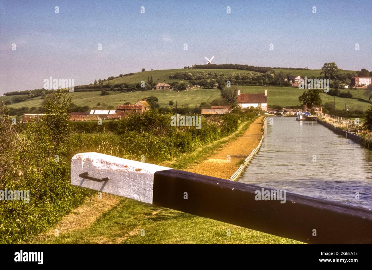 1990 image d'archive du moulin à vent de Napton vu depuis le vol des écluses de Napton sur le canal d'Oxford. Banque D'Images