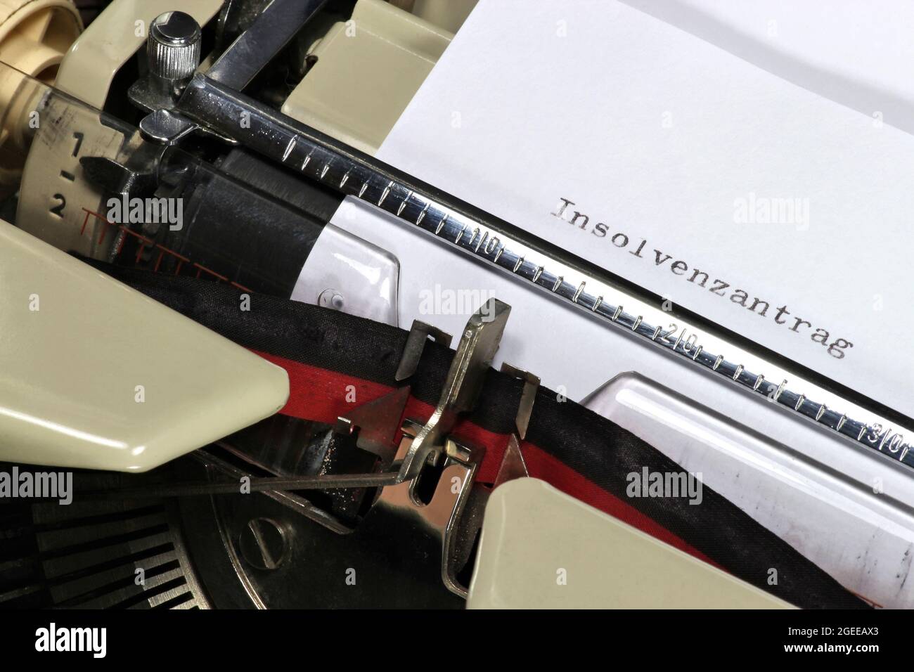 Insolvenzantrag («demande d’insolvabilité» en allemand) écrit avec une ancienne machine à écrire Banque D'Images