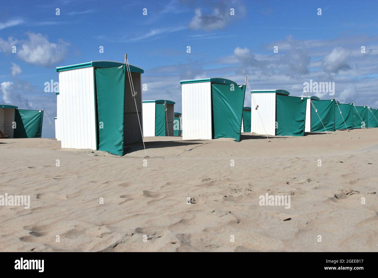 Cabines de plage traditionnel néerlandais à la côte de la mer du Nord Banque D'Images