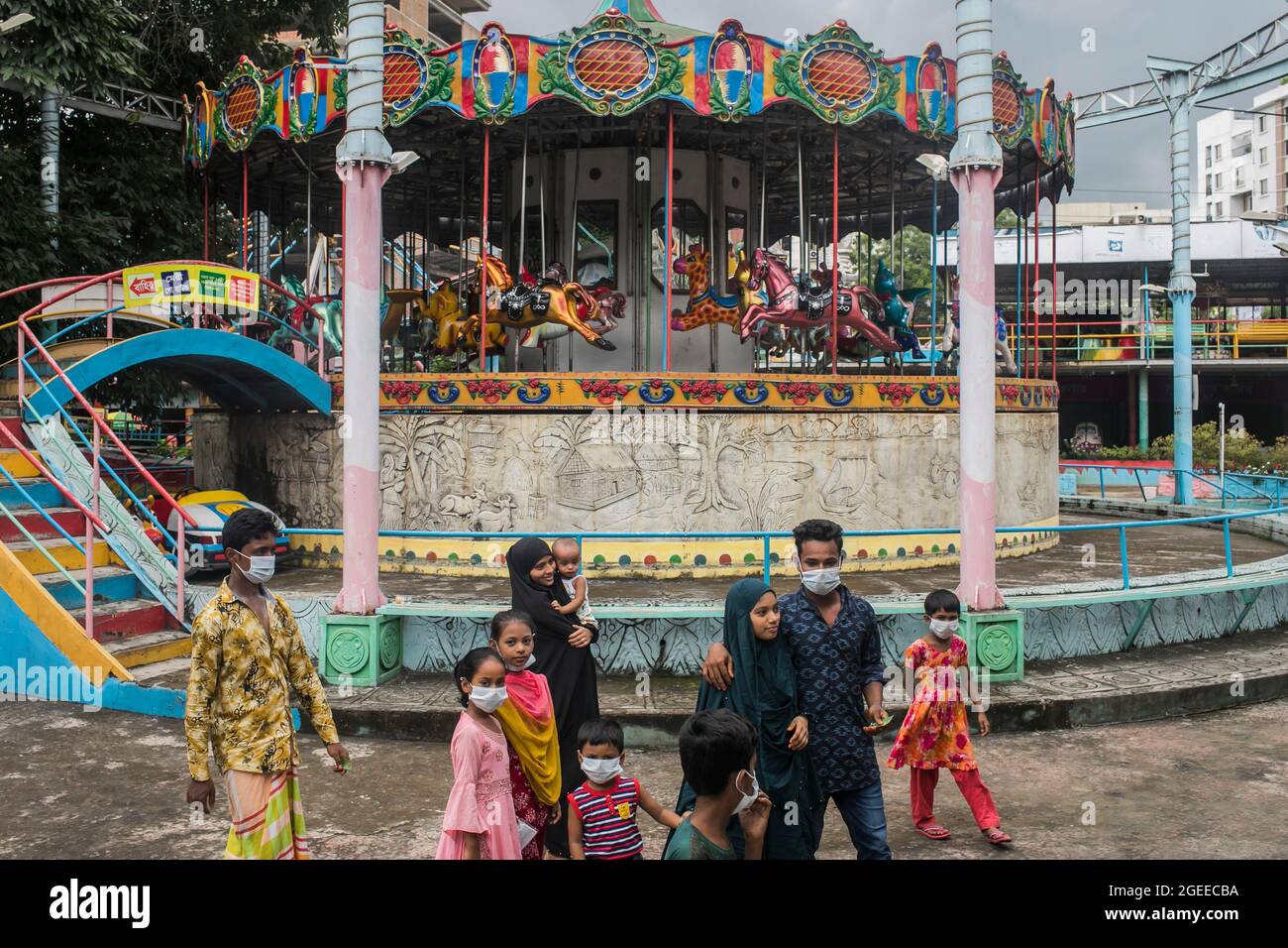 Dhaka, Bangladesh. 19 août 2021. Des personnes ont visité le parc d'attractions DNCC Wonderland pendant les restrictions atténuées du confinement de Covid-19.après un écart de près de cinq mois, tous les centres d'attractions rouvrent à Dhaka, le gouvernement a autorisé les lieux touristiques, les centres communautaires et les parcs d'attractions à reprendre des services dans certaines conditions en raison de la pandémie du coronavirus. Crédit : SOPA Images Limited/Alamy Live News Banque D'Images