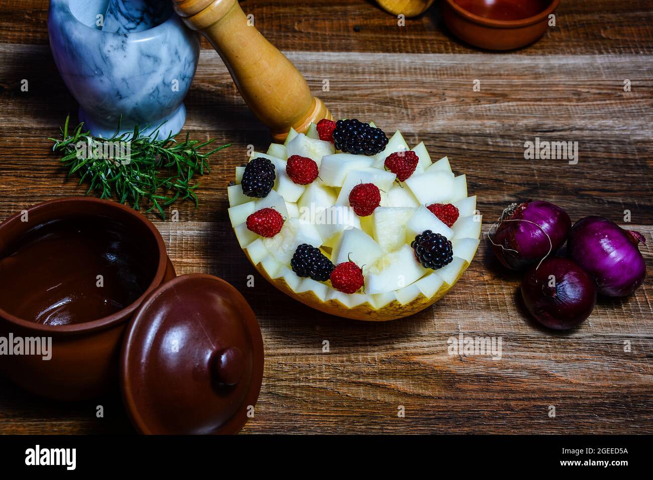 figurine de cuisine sur fond de bois. œuvres d'art de la nourriture. beau modèle de nourriture. motifs de nourriture sur fond de bois. Banque D'Images