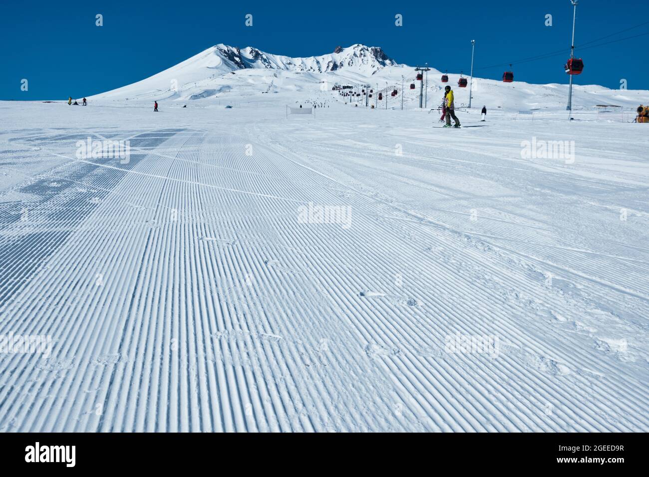 Pistes de la tondeuse à neige sur les pistes de ski Banque D'Images