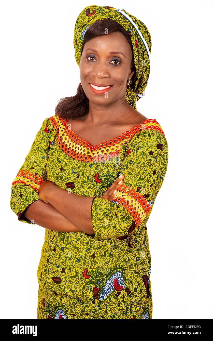 belle femme adulte africaine vêtue de tissu vert est souriante Banque D'Images