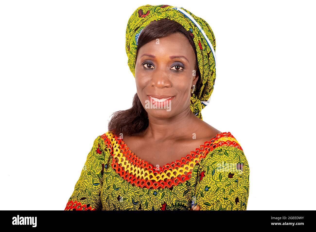 belle femme adulte africaine vêtue de tissu vert est souriante Banque D'Images