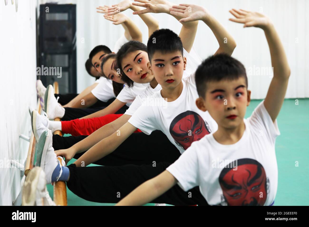 Tangshan, Chine. 19 août 2021. Les enfants reçoivent une formation à l'opéra de Pékin dans un centre d'activités pour les jeunes de la ville de Tangshan, dans la province de Hebei, au nord de la Chine, le 19 août 2021. (Photo de ChinaImages/Sipa USA) crédit: SIPA US/Alay Live News Banque D'Images