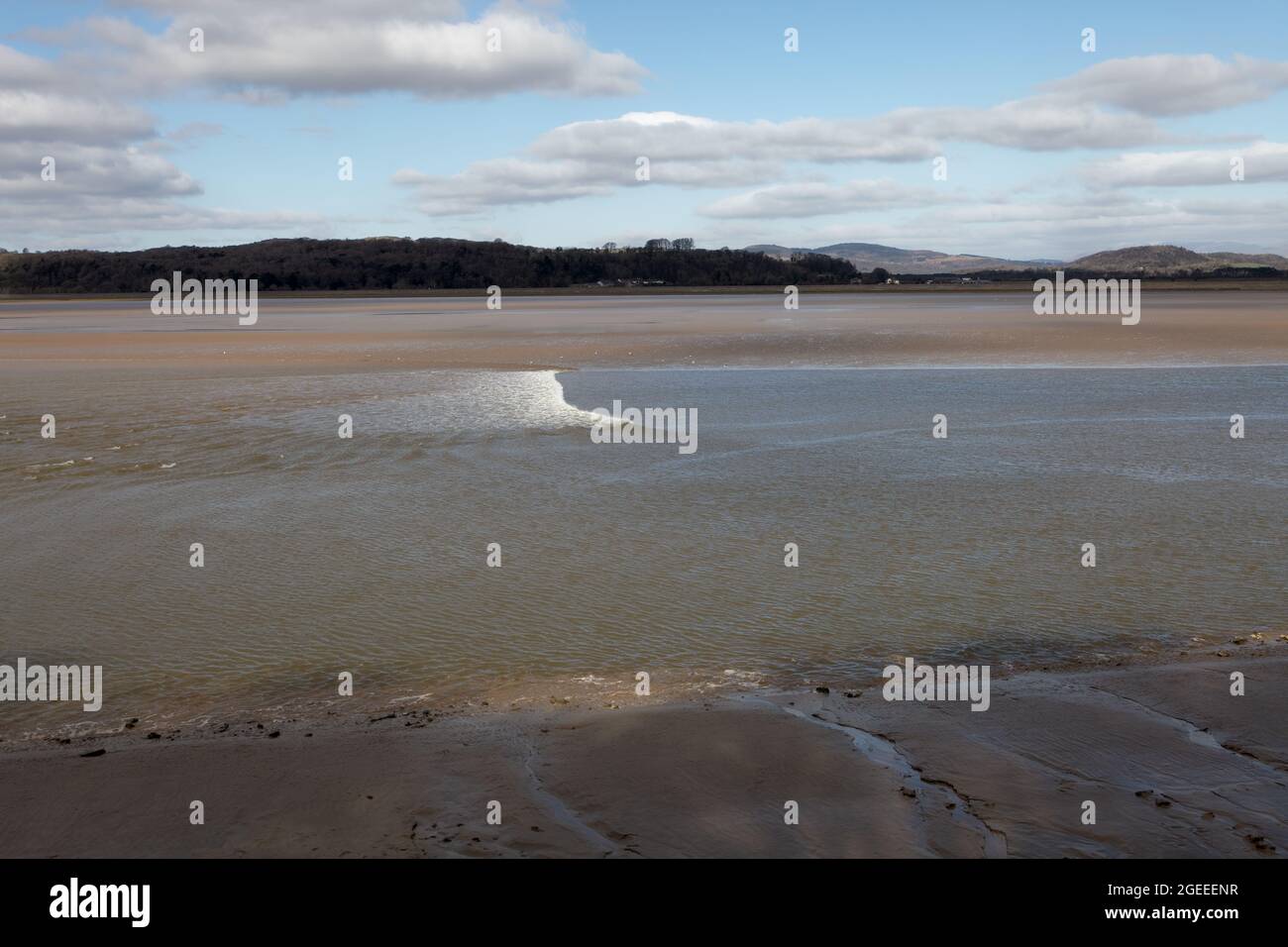 Une vue rapprochée du tunnel Arnside, une vague étonnante qui se déplace en amont dans l'estuaire du Kent, à Cumbria, sur les plus hautes marées de printemps Banque D'Images