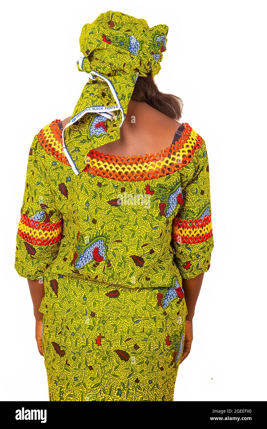 Femme adulte africaine présentant sa belle tenue en tissu vert, avec des manches courtes dans le dos. Banque D'Images