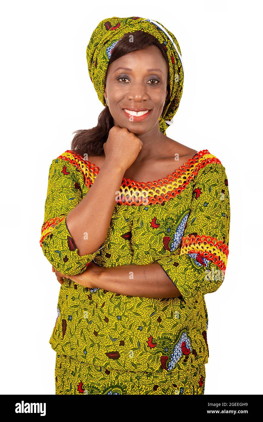 belle femme africaine adulte vêtue de tissu vert est souriante avec le bras sur le menton Banque D'Images