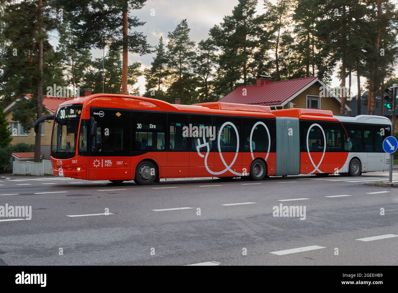Helsinki, Finlande - 19 août 2021 : nouveau bus électrique articulé HSL exploité par Nobina sur la route de Pitäjänmäki, dans la banlieue d'Helsinki, au Banque D'Images