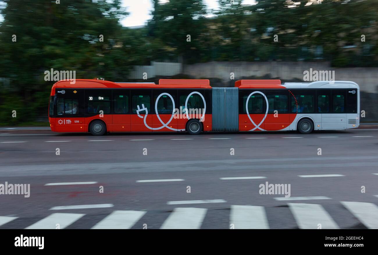 Helsinki, Finlande - 19 août 2021 : nouveau bus électrique articulé HSL exploité par Nobina sur la route de Pitäjänmäki, dans la banlieue d'Helsinki, au Banque D'Images