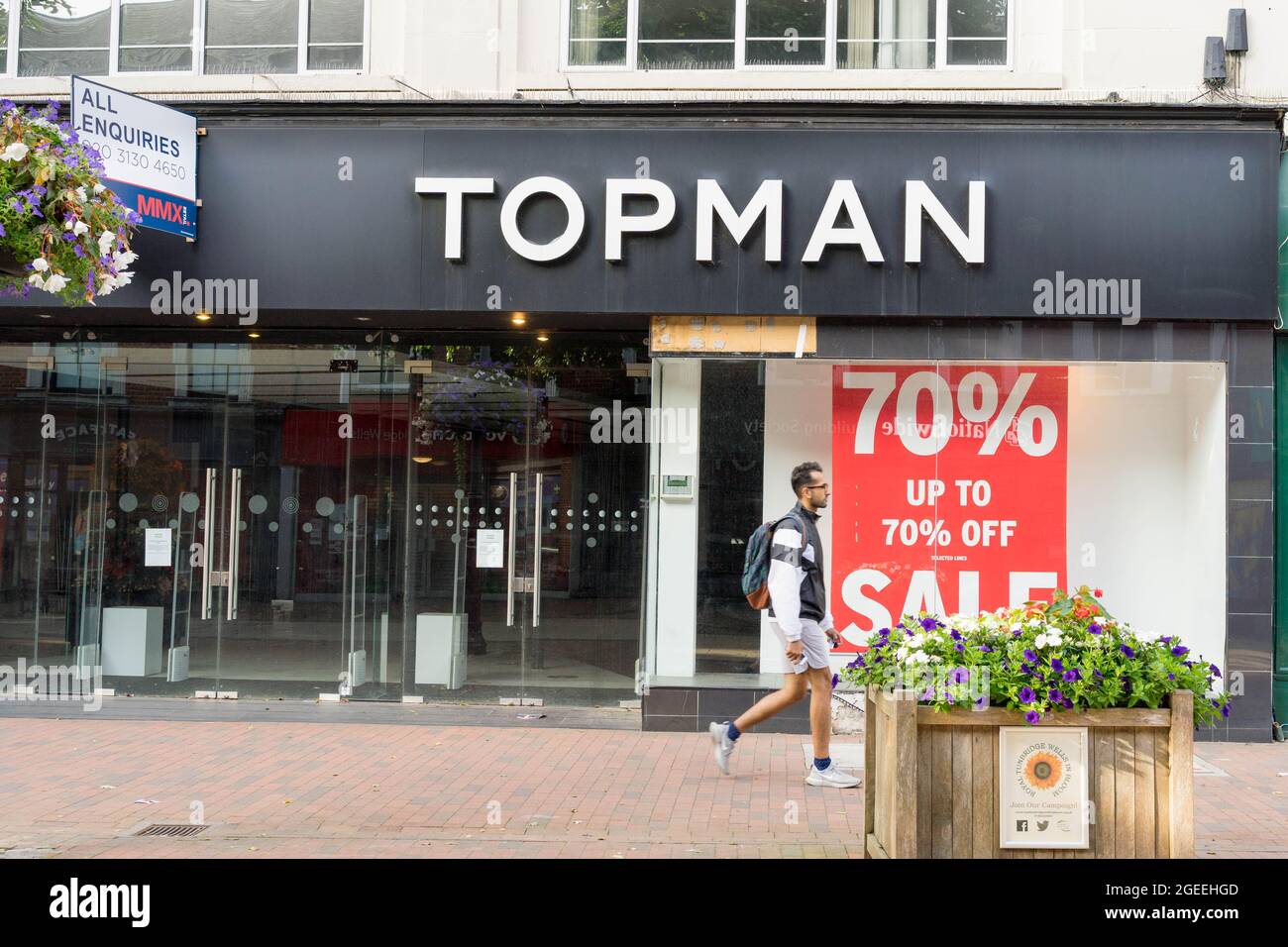 Man Walk à l'extérieur du magasin Topshop qui a été fermé en raison de la pandémie de covid-19 Tunbridge Well Hight Street England Royaume-Uni Banque D'Images