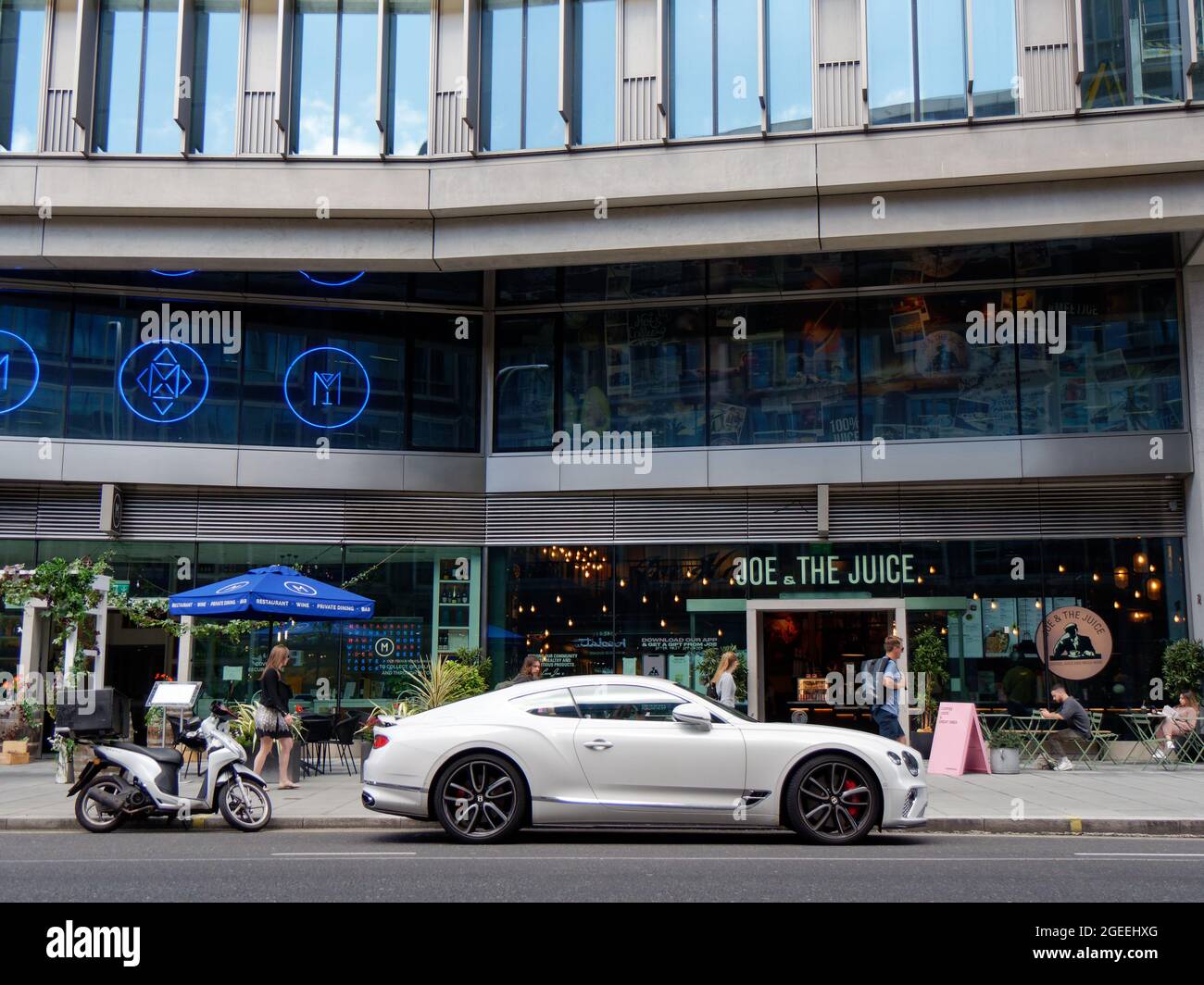 Londres, Grand Londres, Angleterre, août 10 2021 : scooter de voiture de sport à l'extérieur de Joe et la boutique de jus sur Victoria Street. Banque D'Images