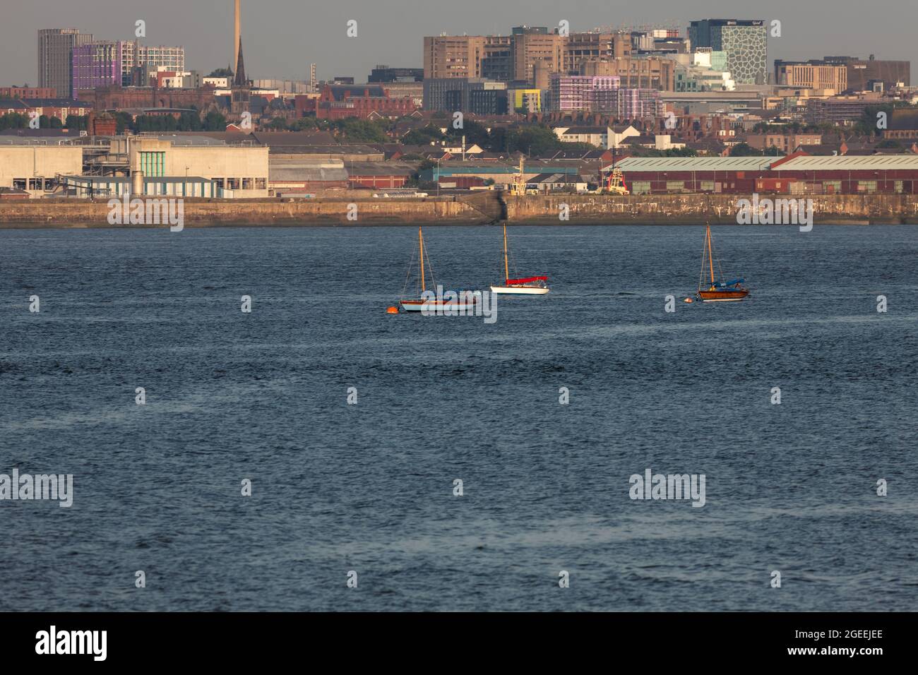 Des bateaux à voile amarrés près de l'embouchure du ferry Mersey, vus de New Brighton avec Liverpool en arrière-plan Banque D'Images