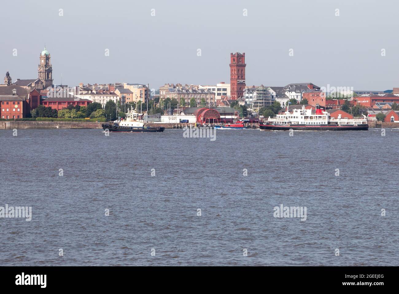 Trois navires en service passant devant le terminal de ferry de Woodside à Birkenhead - un remorqueur, un navire du Service de pilotage de Liverpool et un traversier Mersey Banque D'Images