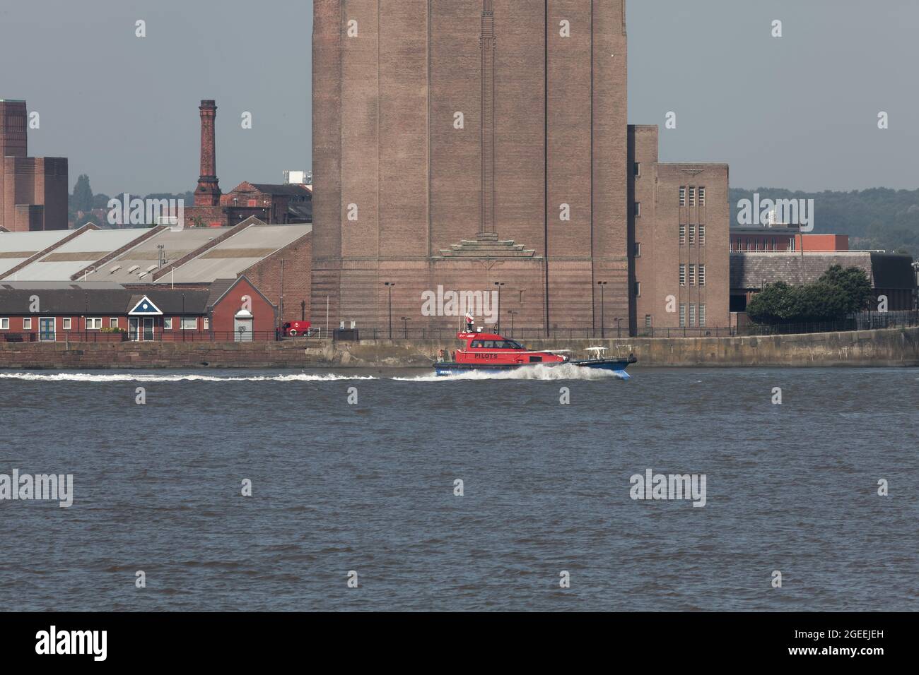 Le navire du service de pilotage de Liverpool Petrel passe devant l'une des tours de ventilation des tunnels Mersey à Birkenhead Banque D'Images