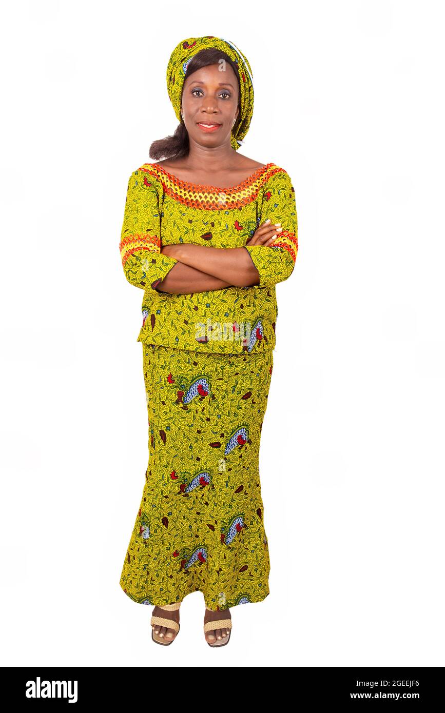 belle femme adulte africaine portant un chiffon vert, bras debout croisés et souriant. Banque D'Images