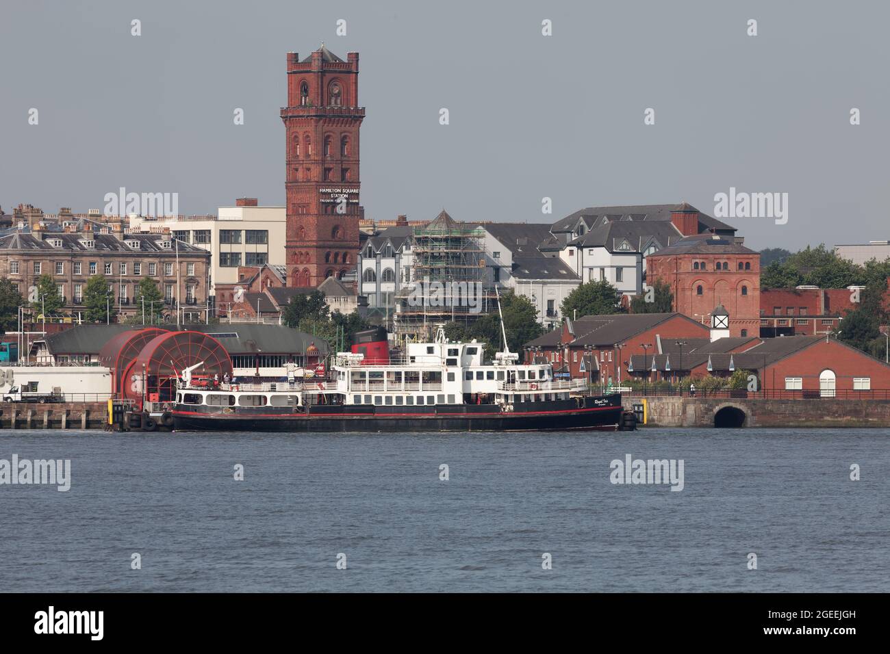 Le Mersey Ferries Royal Iris du Mersey au terminal Woodside à Birkenhead Banque D'Images